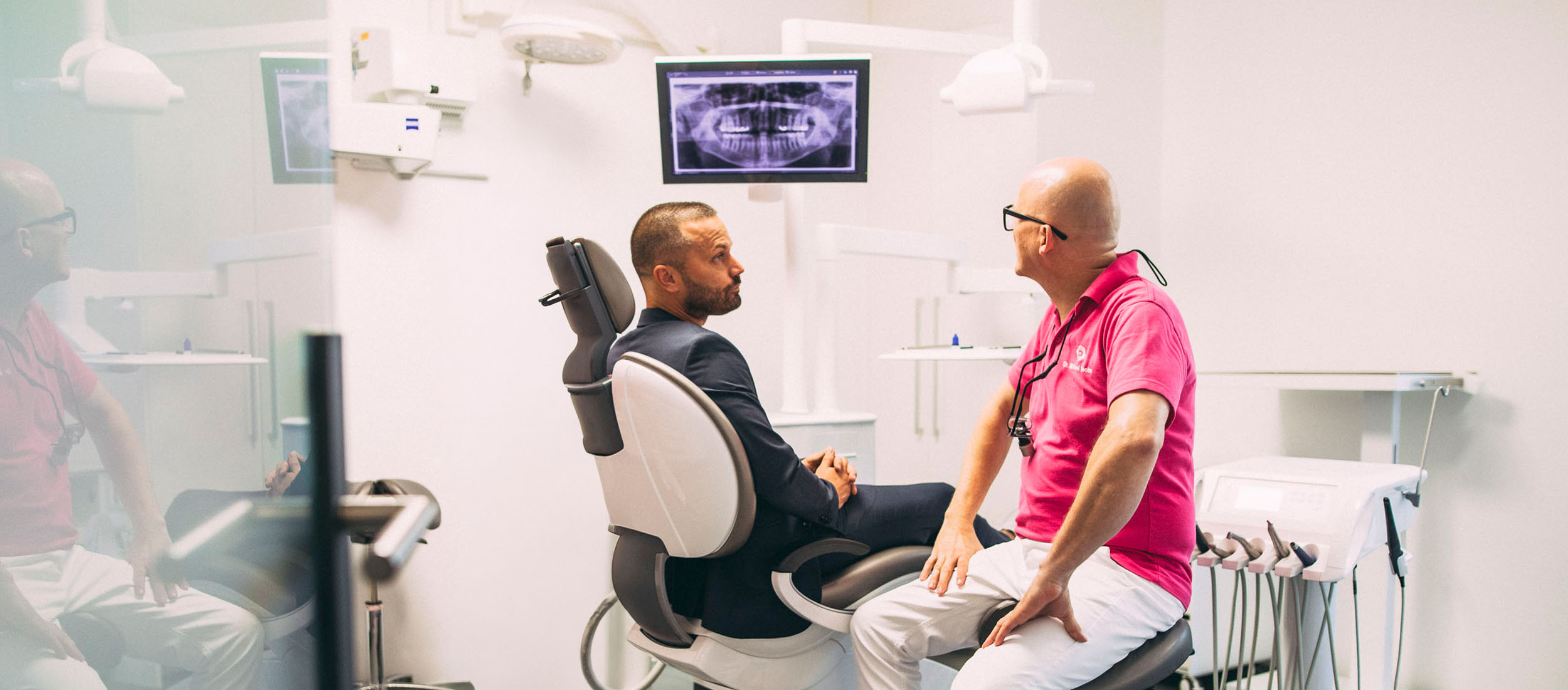 Dr. Becker in einem Gespräch mit einem Patienten