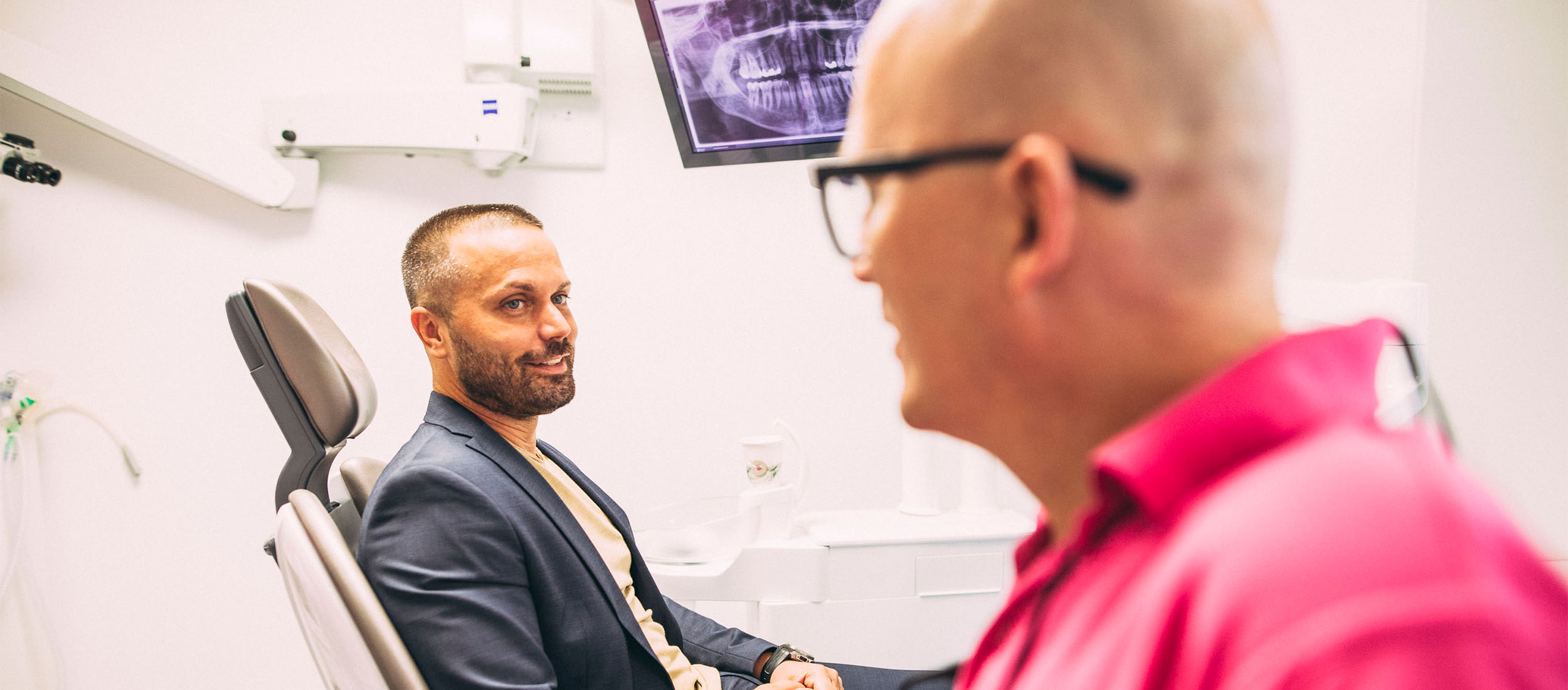 Dr. Becker in einem Gespräch mit einem Patienten