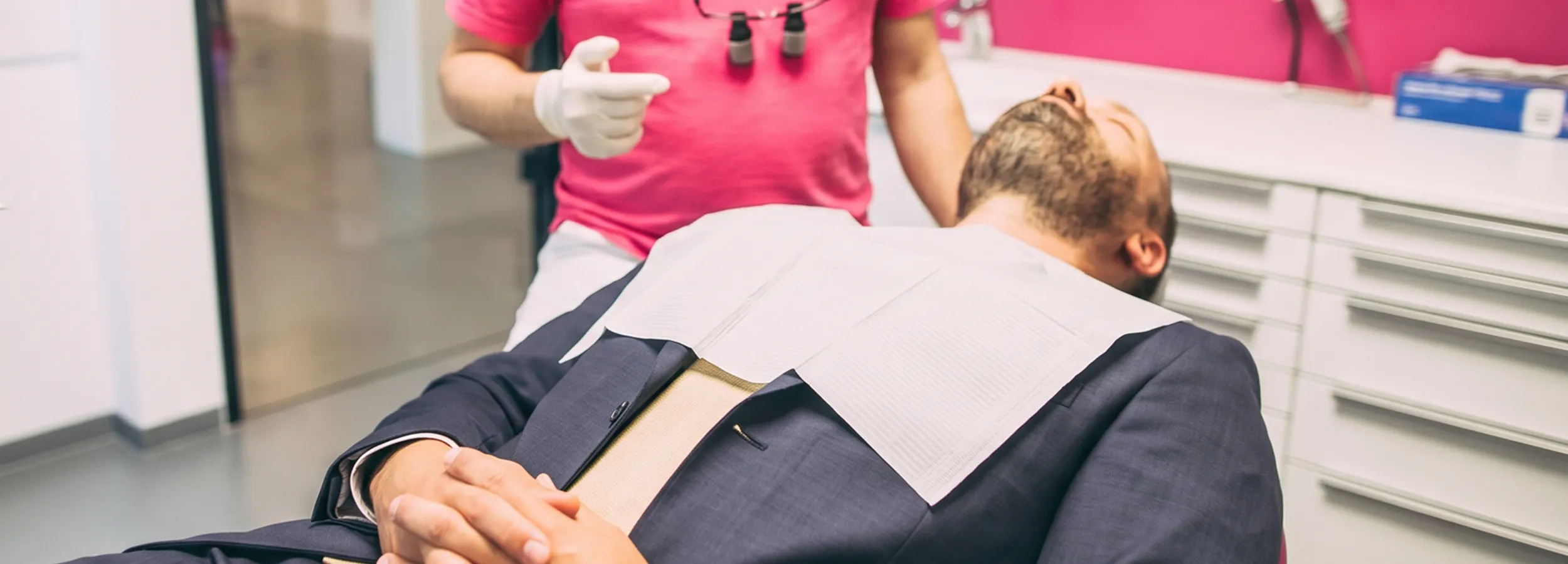 Patient im Dämmerschlaf vor einer zahnärztlichen Behandlung bei becker.dental in Hockenheim